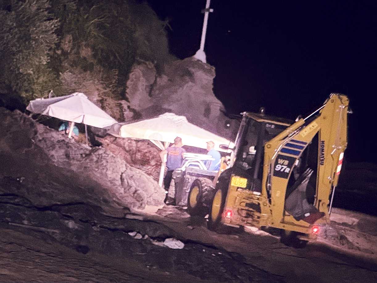 Kavala’da Plajlara Gece Baskını: Belediyeden Kaçak Şemsiye ve Şezlong Operasyonu