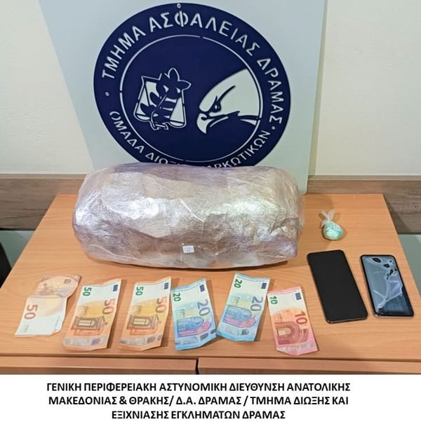 Uyuşturucular arasında -1- kilodan fazla işlenmemiş esrar, -15,34- gram kokain, bir miktar para ve bir araç ele geçirildi