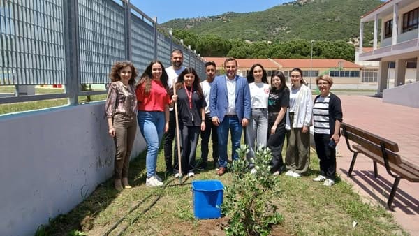 "Yassıköy Belediyesi’nin temin ettiği ağaçlar, Yassıköy Genel Lisesi’nin 2. sınıfında öğrenim gören öğrenciler tarafından okulun bahçesine dikildi
