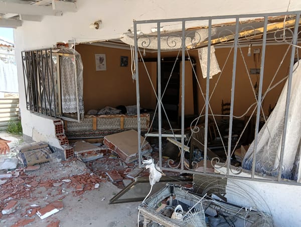 Komotini’de otomobille eve daldılar – 8 aylık bebek şans eseri kurtuldu