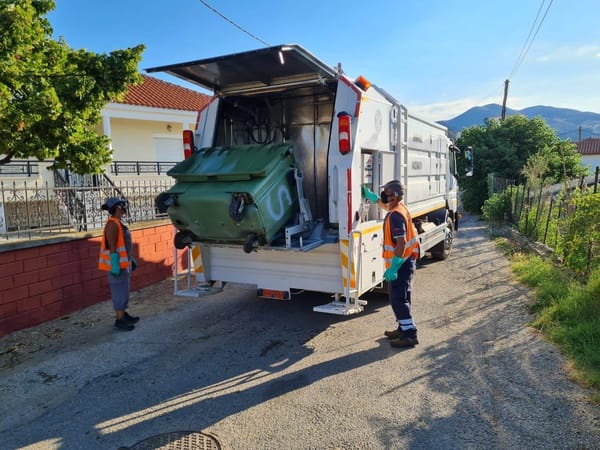 Yassıköy Belediyesine ait çöp kovaları ve konteyneri temizleme aracı çöp kovaları temizliğine başladı